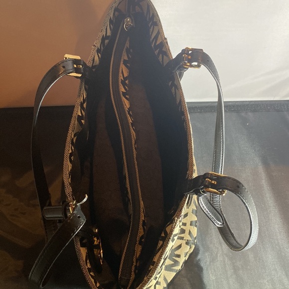 Michael Kors hand bag and wallet. - Picture 5 of 9